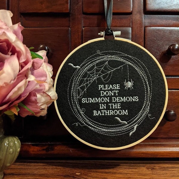 Decoración de pared bordada "Por favor, no invoques demonios en el baño", bordado a máquina, colgante de pared, decoración gótica, artículos para el hogar, decoración