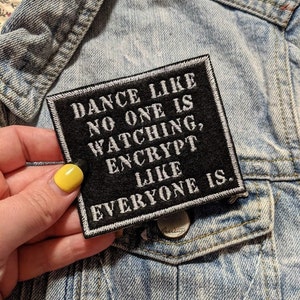 Peut inclure: Patch brodé noir et blanc avec le texte "Dance like no one is watching, encrypt like everyone is."