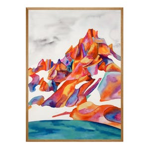 Könnte beinhalten: Aquarellmalerei eines Gebirges in Orange-, Rot- und Lilatönen, gerahmt in einem hellbraunen Holzrahmen. Die Berggipfel heben sich vor einem weißen Hintergrund mit einem Hauch von Grau am oberen Rand und einem blauen Gewässer am unteren Rand ab.