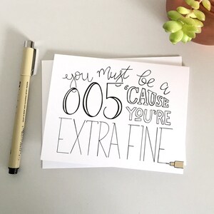 Tarjeta de San Valentín escrita a mano / Tarjeta extrafina / Debes ser 005 porque eres extrafina / Tarjeta divertida para San Valentín / Tarjeta simplemente porque sí