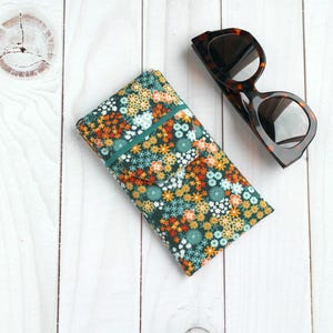 étui lunettes tissu fleurs, pochette lunettes souple, housse molletonnée avec rabat