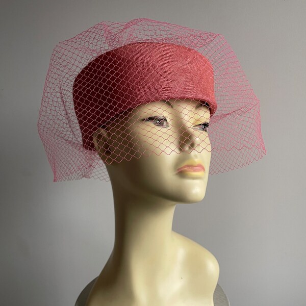 Vintage dusty pink old rose sisal straw pillbox Hat cocktail hat with pink face veil