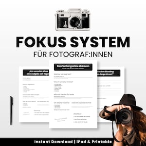 Könnte beinhalten: Ein digitales Download-Produkt mit dem Titel "FOKUS SYSTEM" und dem Untertitel "FÜR FOTOGRAF:INNEN". Das Bild zeigt eine Kamera-Illustration, Arbeitsblätter und eine Person, die eine Kamera hält. Der Text enthält Sätze wie "Instant Download" und "iPad & Printable".