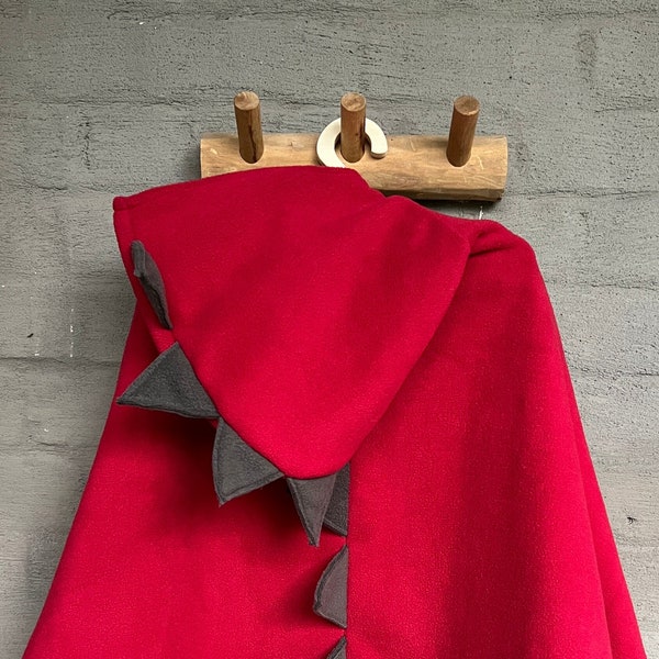 Cape polaire enfant LOU-ISA polaire bambin avec capuche - dragon - carnaval - rouge - taupe