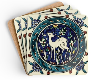 Puede incluir: Juego de cuatro posavasos de cerámica con un diseño floral azul y verde que representa un ciervo blanco. Los posavasos tienen un respaldo de corcho.