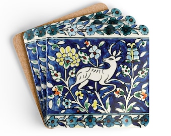 Puede incluir: Juego de cuatro posavasos de cerámica azul y blanco con un diseño floral y un ciervo blanco en el centro. Los posavasos están hechos de corcho en la parte inferior.