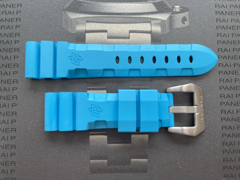 Puede incluir: Correa de reloj azul brillante con hebilla plateada. La correa es de material flexible y tiene agujeros de ajuste. La hebilla est&aacute; grabada con el nombre de la marca. La correa est&aacute; dise&ntilde;ada para un reloj.