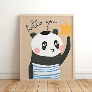 Könnte beinhalten: Gerahmte Illustration mit einem Panda, der ein gestreiftes Hemd und eine Baskenmütze trägt und einen gelben Stern hält. Die Worte "hello you" sind handschriftlich über dem Panda geschrieben. Der Hintergrund ist hellbraun.