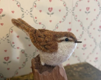 Felted House Wren - Aguja hecha a mano fieltro marrón casa Wren Bird - Regalo de animales de fieltro para los amantes de las aves - Arte de pájaro cantor para observador de aves