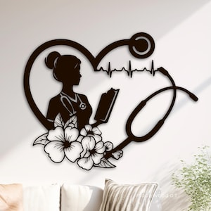 Op de afbeelding: Zwarte silhouet van een verpleegster die een boek vasthoudt met een stethoscoop en een hartslaglijn in een hartvorm met bloemen.