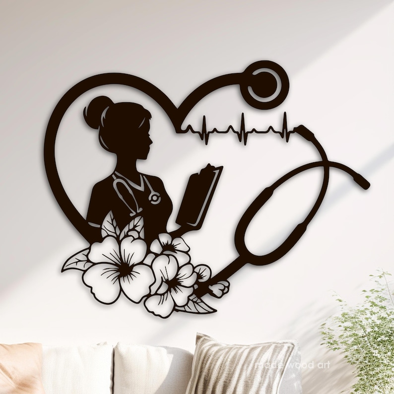 Op de afbeelding: Zwarte silhouet van een verpleegster die een boek vasthoudt met een stethoscoop en een hartslaglijn in een hartvorm met bloemen.