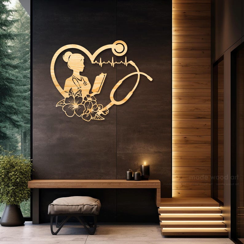 Op de afbeelding: Houten wandkunst met een silhouet van een verpleegster die een boek, een stethoscoop en een hart met een hartslaglijn vasthoudt. De kunst is gemonteerd op een bruine muur met een houten plank en treden eronder.