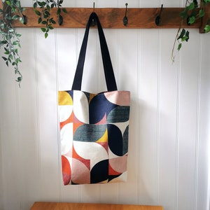 Große bunte Baumwolle Einkaufstasche in Retro Scandi Geometrische Multi Richtung Tulpe Print