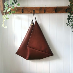 Kastanienbraune Vegan Leder Origami Tasche mit Wildlederimitat Riemen und Gold Halbmond Anhänger