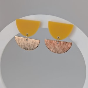 Zonnige gele tulp geometrische minimalistische oorbellen met gouden of zilveren halvemaanbedel