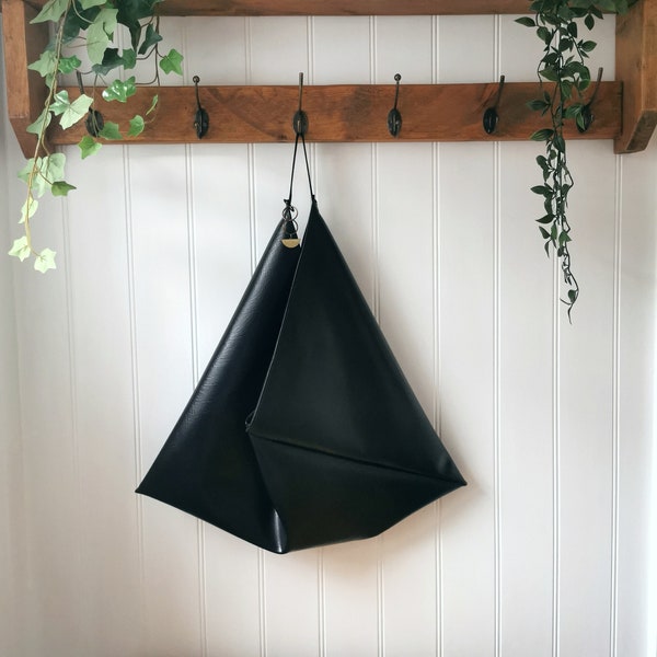 Sac origami en cuir végétalien noir avec bretelles en imitation daim et breloque demi-lune dorée