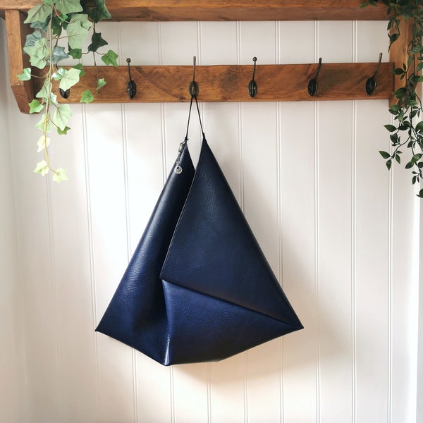 Sac origami en cuir végétalien bleu marine avec bandoulière et breloque en imitation daim