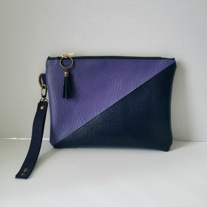 Cartera de mano asimétrica de cuero vegano en dos tonos de morado y azul marino con correa de asa desmontable de gamuza sintética