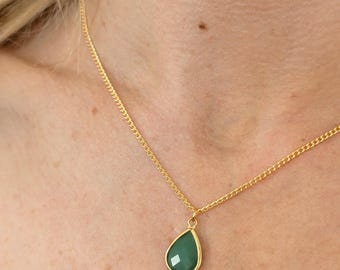 Collar con dije de lágrima facetada de jade verde en cadena chapada en oro de 14 quilates