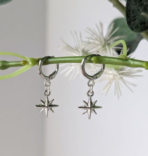 Philip Jones Orecchini A Cerchio Huggie Con Ciondolo Stella: Placcati Argento, Ipoallergenici (22x15mm)