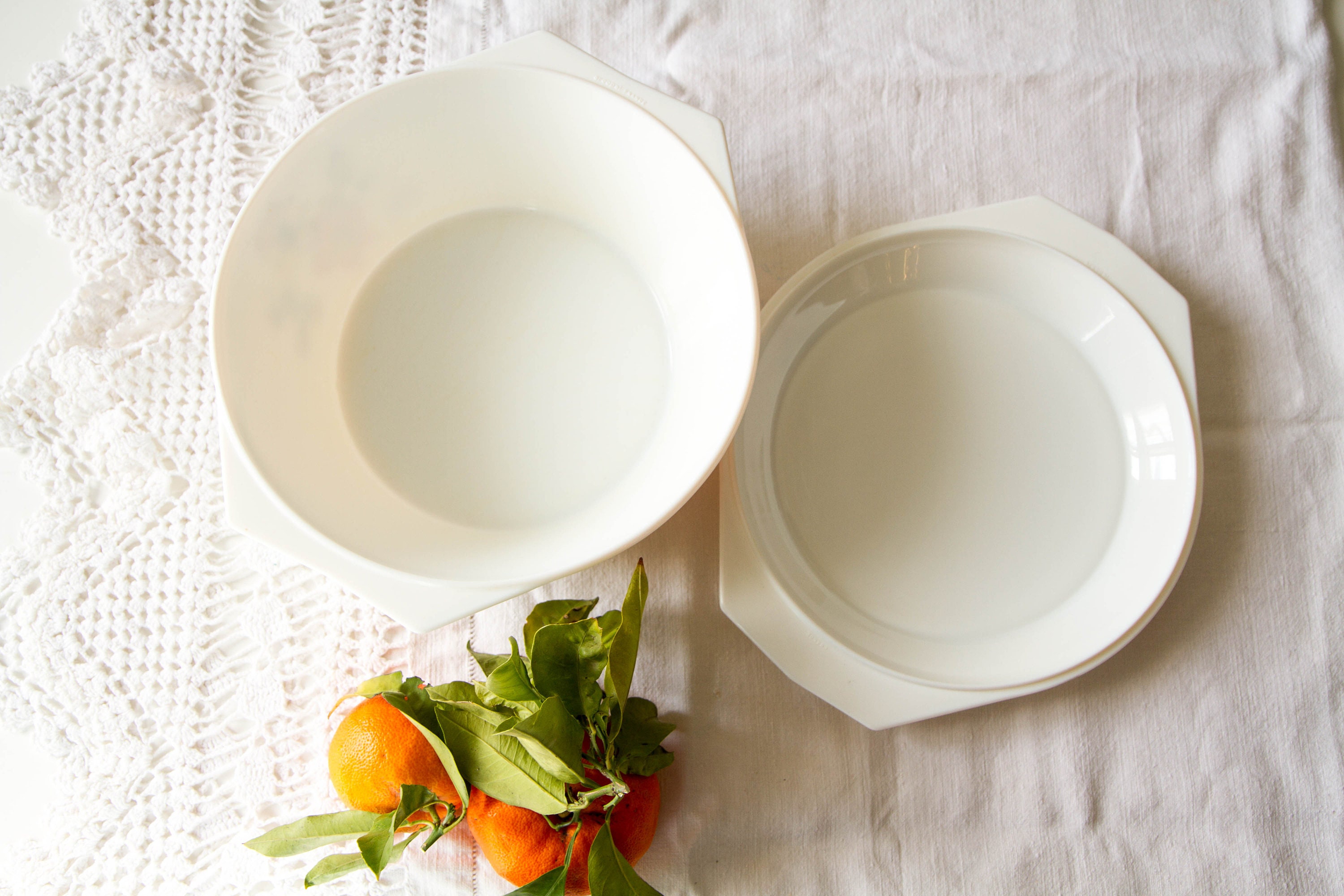 Vintage Arcopal France Medium Ovenschaal Fleurs De Champetre, Met Rode Bloem Blauw Wit En Geel