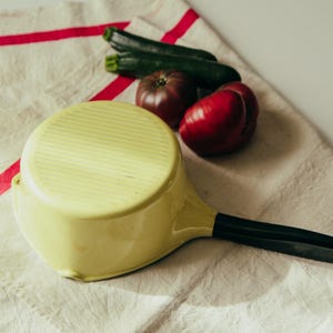 Cocotte en fonte Le Creuset vintage par Raymond Loewy - Arts de la table