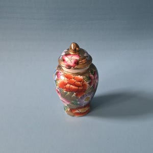 Vintage Chinese Porcelain Ginger Jar: Millefiori Rose Design, Gold Gild