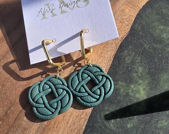 Pendientes de arcilla polimérica con nudo celta hechos a mano: joyería llamativa de color verde trébol, ligeros e hipoalergénicos.