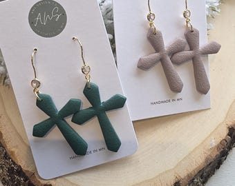 Pendientes de cruz de arcilla polimérica / Joyería ligera de fe / Regalo cristiano para ella / Colgante hecho a mano / Minimalista