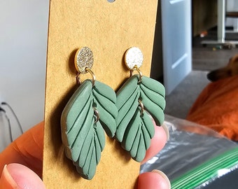 Pendientes colgantes bohemios de arcilla polimérica verde