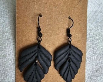 Pendientes colgantes de arcilla polimérica con forma de hoja negra: joyería otoñal hecha a mano, ligera e hipoalergénica.