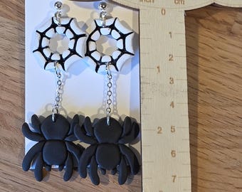 Handgemachte Halloween Spinnennetz Ohrringe: Polymer Clay, karierte Schleifen, hypoallergen