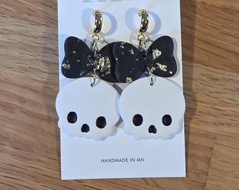 Totenkopf und Schleife Polymer Clay Ohrringe: Halloween Herbst Geschenk