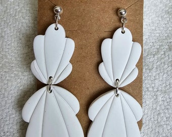 Weiße ausgebogte Ohrringe aus Polymer-Ton: Handgemachter Statement-Schmuck, leicht, hypoallergen