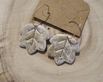 Pendientes de arcilla polimérica con hojas doradas, joyería colgante hecha a mano.
