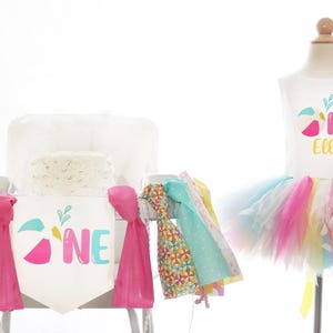 Atuendo para primer cumpleaños con pelota de playa: pancarta de trona y tutú rosa intenso