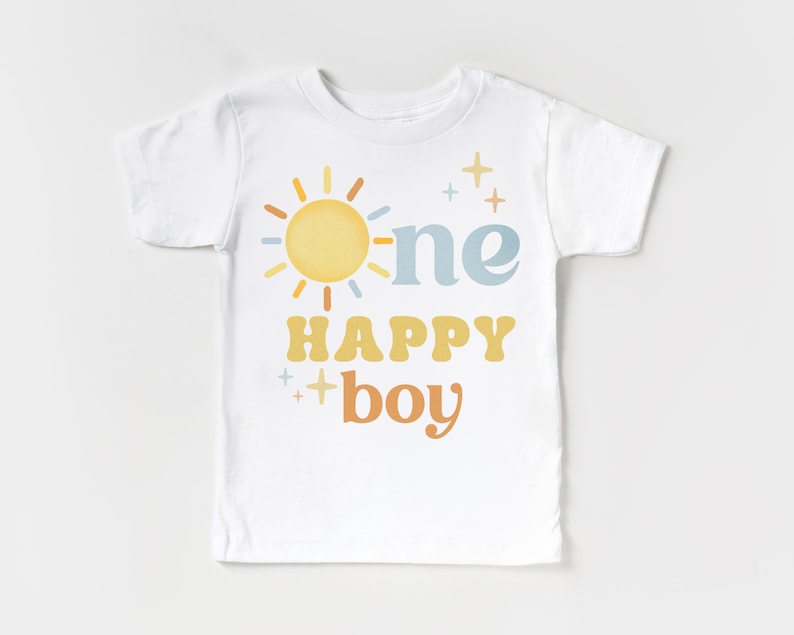 K&ouml;nnte beinhalten: Wei&szlig;es T-Shirt mit einem gelben Sonnen-Motiv und dem Text "one happy boy" in bunter Retro-Schrift.