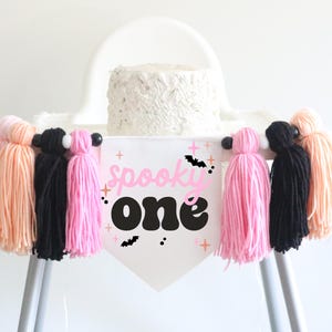 Banner de Halloween espeluznante para silla alta, rosa y naranja. Banner de Halloween para silla alta, guirnalda de borlas de hilo para primer cumpleaños de una nena espeluznante.