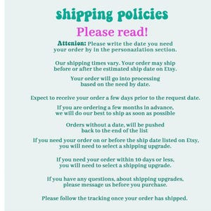 K&ouml;nnte beinhalten: Text auf hellblauem Hintergrund mit der &Uuml;berschrift "shipping policies" in t&uuml;rkisgr&uuml;ner Schrift. Der Text lautet: "Bitte lesen! Achtung: Bitte geben Sie das Datum an, bis zu dem Sie Ihre Bestellung ben&ouml;tigen, im Personalisierungsbereich. Unsere Versandzeiten variieren. Ihre Bestellung kann vor oder nach dem gesch&auml;tzten Versanddatum auf Etsy versandt werden. Ihre Bestellung wird je nach Bedarf zum Versand bearbeitet. Erwarten Sie, Ihre Bestellung einige Tage vor dem Anforderungsdatum zu erhalten. Wenn Sie einige Monate im Voraus bestellen, werden wir unser Bestes tun, um so schnell wie m&ouml;glich zu versenden. Bestellungen ohne Datum werden an das Ende der Liste verschoben. Wenn Sie Ihre Bestellung am oder vor dem auf Etsy angegebenen Versanddatum ben&ouml;tigen, m&uuml;ssen Sie ein Versand-Upgrade ausw&auml;hlen. Wenn Sie Ihre Bestellung innerhalb von 10 Tagen oder weniger ben&ouml;tigen, m&uuml;ssen Sie ein Versand-Upgrade ausw&auml;hlen. Wenn Sie Fragen zu Versand-Upgrades haben, senden Sie uns bitte eine Nachricht, bevor Sie kaufen. Bitte verfolgen Sie die Sendung, sobald Ihre Bestellung versandt wurde."