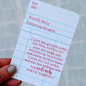 Puede incluir: Una tarjeta de biblioteca azul y blanca con el texto "FIC BRO" en la parte superior. El autor figura como "Bronte, Emily" y el t&iacute;tulo es "Wuthering Heights". La tarjeta tambi&eacute;n incluye la cita "Amo el suelo bajo sus pies, y el aire sobre su cabeza, y todo lo que toca y cada palabra que dice. Amo todas sus miradas, y todas sus acciones y &eacute;l por completo y todo junto."
