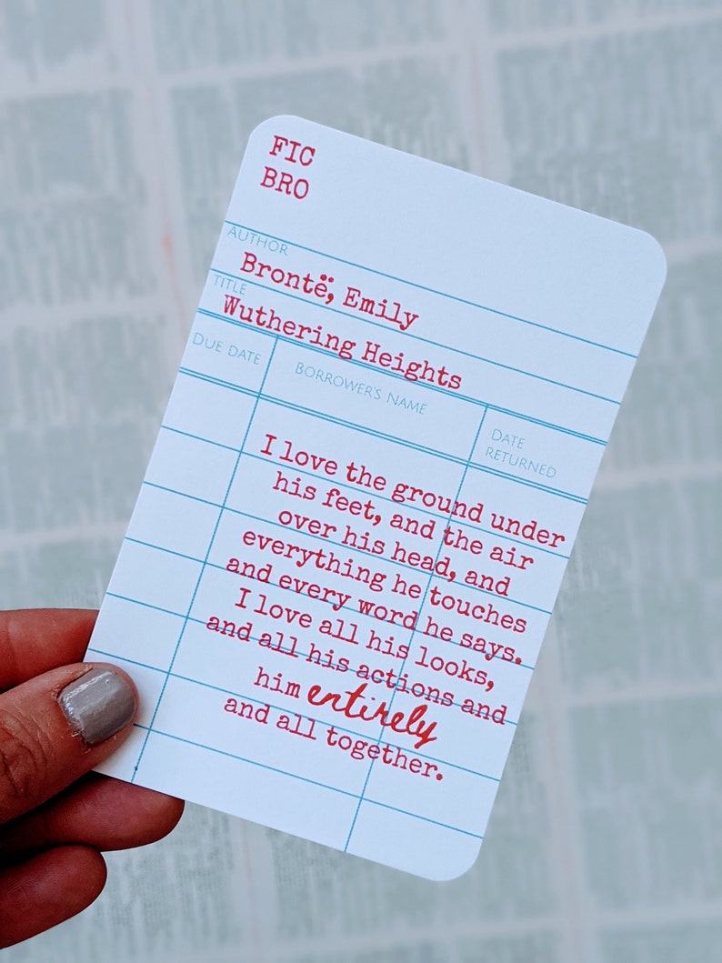 Puede incluir: Una tarjeta de biblioteca azul y blanca con el texto "FIC BRO" en la parte superior. El autor figura como "Bronte, Emily" y el t&iacute;tulo es "Wuthering Heights". La tarjeta tambi&eacute;n incluye la cita "Amo el suelo bajo sus pies, y el aire sobre su cabeza, y todo lo que toca y cada palabra que dice. Amo todas sus miradas, y todas sus acciones y &eacute;l por completo y todo junto."