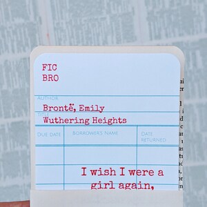 Puede incluir: Una tarjeta de biblioteca azul con l&iacute;neas blancas y texto rojo. El texto dice "FIC BRO", "AUTOR: Bront&euml;, Emily", "T&Iacute;TULO: Cumbres Borrascosas", "FECHA DE ENTREGA", "NOMBRE DEL PRESTATARIO", "FECHA DE DEVOLUCI&Oacute;N". La tarjeta tambi&eacute;n tiene el texto "Ojal&aacute; fuera una ni&ntilde;a otra vez."