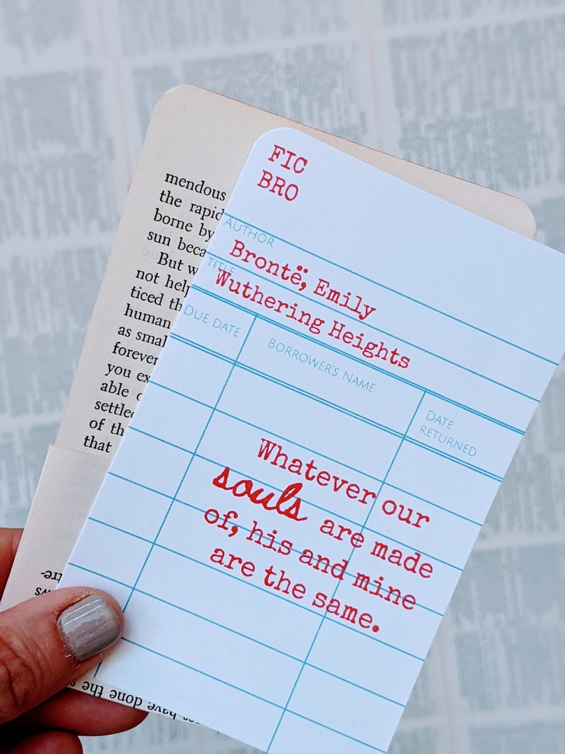 Puede incluir: Una tarjeta de biblioteca azul y blanca con el t&iacute;tulo "Cumbres Borrascosas" de Emily Bront&euml;. La tarjeta tiene una cita del libro: "Whatever our souls are made of, his and mine are the same."
