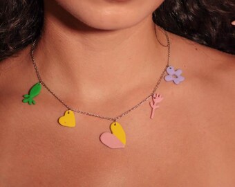 Kleurrijke bedelketting, hartvormige vis- en bloemhangers, geelroze statement sieraden