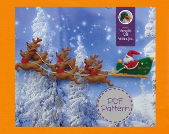 Op de afbeelding: Een PDF-patroon om vilten rendieren en een kerstman in een slee te maken. Het patroon heet "Vrolijke Vilt Vriendjes" en heeft een blauwe achtergrond met besneeuwde bomen.