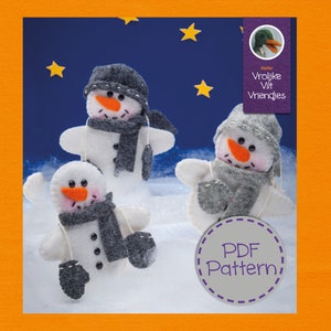 Op de afbeelding: Drie vilt sneeuwpop ornamenten met grijze hoeden en sjaals, tegen een blauwe achtergrond met gele sterren. De tekst "PDF Pattern" staat op een paarse cirkel met een witte achtergrond.