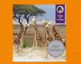 Op de afbeelding: Vier vilten giraffen speelgoed staan op een zanderige ondergrond. De giraffen zijn bruin en wit met een gevlekt patroon. De tekst "PDF Pattern!" staat in een cirkel op de afbeelding.