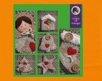 Op de afbeelding: Een verzameling handgemaakte kerstversieringen van vilt. De ornamenten omvatten een pop, een huis, een bel, een kerstboom, een ster en een kous. Elk ornament heeft een rood hart, jute accenten en knoopdetails. De tekst "Vrolijke Vilt Vriendjes" is ook zichtbaar.