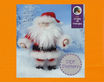 Op de afbeelding: Een PDF-patroon voor een vilten kerstmanpop. De pop draagt een rood pak met witte versieringen en een witte baard. De pop staat in een besneeuwde scène. Het patroon is getiteld "Vrolijke Vilt Vriendjes" wat "Happy Felt Friends" betekent.