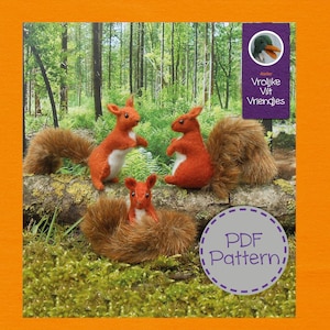 Puede incluir: Un patrón PDF para hacer tres juguetes de ardilla de fieltro. Las ardillas son de color naranja con colas marrones y están sentadas en un tronco en un entorno de bosque. El patrón se titula "Vrolijke Vilt Vriendjes" que se traduce como "Amigos de fieltro alegres".